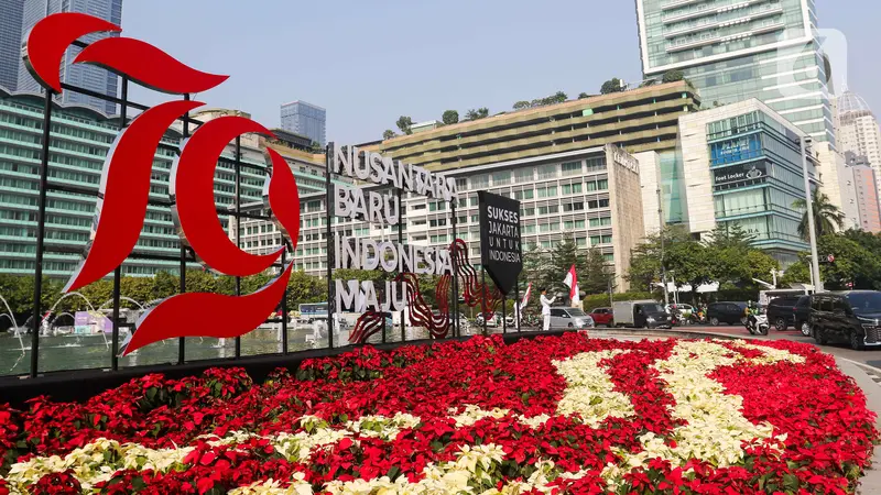 Pengibaran bendera Merah Putih di Bundaran HI