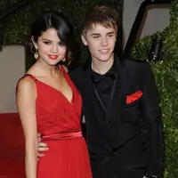 Selena Gomez dan Justin Bieber belakangan ini disiarkan memiliki hubungan yang semakin serius. Namun bukan bearti keduanya kembali berpacaran, mereka hanya menjalin pertemanan yang baik. (AFP/Rich Schmitt)