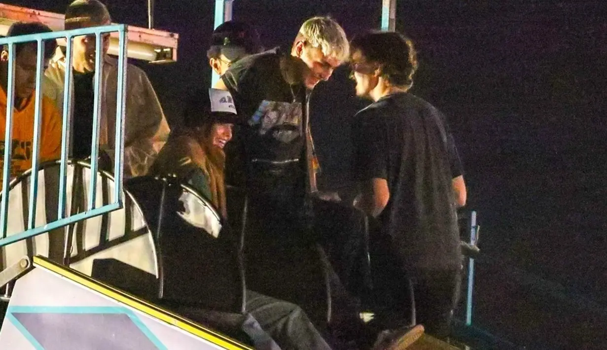 Kendall Jenner dan Anwar Hadid sendiri tertangkap dua kali bersama saat berada di Malibu. (Entertainment Tonight)