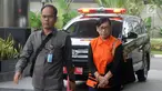 Direktur PT Tashida Sejahtera Perkasa, Irene Irma berjalan dikawal petugas akan menjalani pemeriksaan lanjutan oleh penyidik terkait kasus suap proyek pembangunan SPAM PUPR  di gedung KPK, Jakarta, Senin (18/2). (Merdeka.com/Dwi Narwoko)