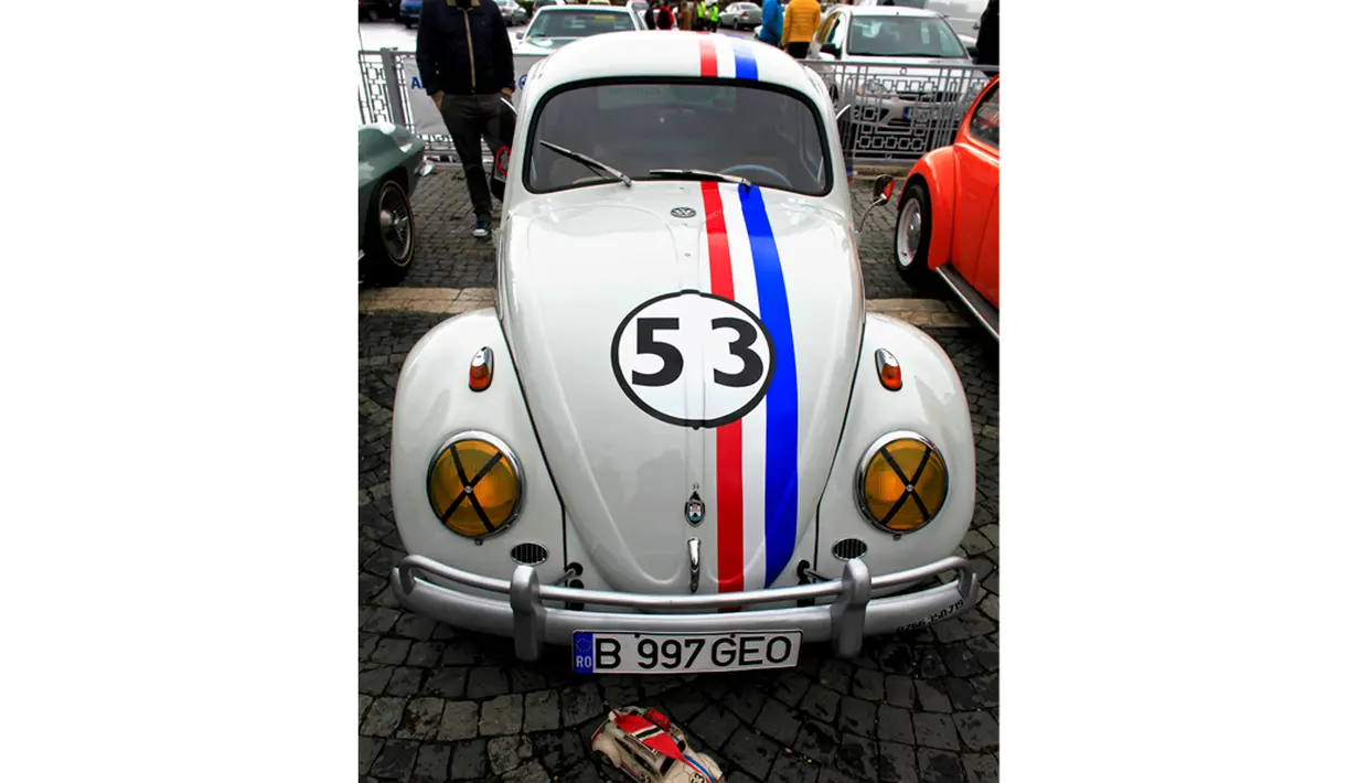 Volkswagen Beetle disandingkan dengan replikanya saat berlangsungnya pameran mobil antik ke-3 di Bucharest, Rumania (12/4/2014). (REUTERS/Radu Sigheti)