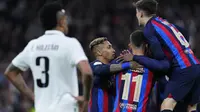 Para pemain Barcelona merayakan gol bunuh diri bek Real Madrid, Eder Militao pada leg pertama semifinal Copa Del Rey 2022/2023< Jumat (3/3/2023) dni hari WIB. (AP Photo/Manu Fernandez)