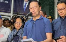 Momen Hangat Tom Lembong Bebas dari Rutan Cipinang, Tunjukan Tangan Tak Diborgol dan Bawa Secarik Surat