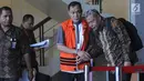 Hakim PN Balikpapan nonaktif Kayat (tengah) usai menjalani pemeriksaan di Gedung KPK, Jakarta, Jumat (30/8/2019). Kayat diperiksa sebagai tersangka untuk melengkapi berkas terkait dugaan suap memengaruhi vonis bebas Sudarman yang menjadi terdakwa dalam kasus pemalsuan surat. (merdeka.com/DwiNarwoko)