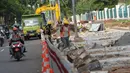 Pekerja melakukan pengerjaan renovasi pedestrian di kawasan Jalan Gerbang Pemuda, Jakarta, Selasa (17/4). Jelang perhelatan Asian Games XVIII, pedestrian di sekitar kawasan Gelora Bung Karno (GBK) terus ditata. (Liputan6.com/Helmi Fithriansyah)
