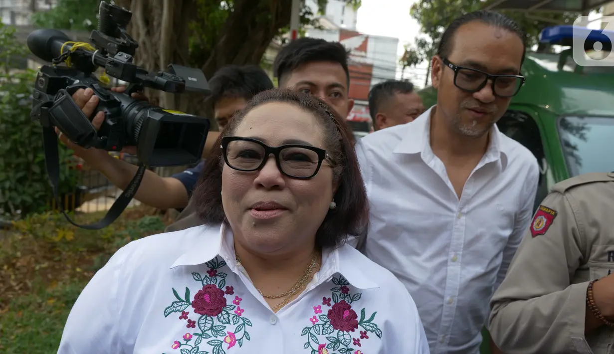 Terdakwa kasus dugaan penyalahgunaan narkotika Nunung dan suaminya July Jan Sambiran  tiba untuk menjalani sidang lanjutan di PN Jakarta Selatan, Jakarta, Rabu (9/10). Sidang lanjutan Nunung dan suaminya dengan agenda mendengarkan keterangan saksi dari JPU. (Liputan6.com/Herman Zakharia)