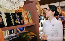 6 Potret Arumi Bachsin Tampil Sebagai Ibu Pejabat, Tampil Cantik Berwibawa dengan Ragam Outfit