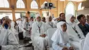 Para calon jemaah haji Indonesia menerima instruksi di Pusat Pelatihan Manasik Al Mahmudah (AMTC), sebuah fasilitas pelatihan haji yang menampilkan replika situs-situs ziarah utama, di Tangerang Selatan pada 5 April 2026. (YASUYOSHI CHIBA/AFP)