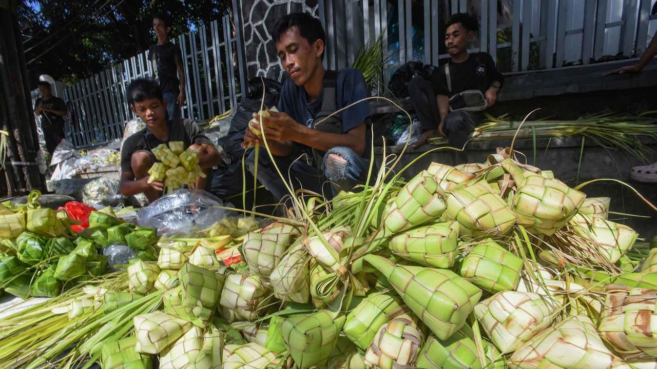 FOTO: Keluh Kesah Pedagang Musiman  Kulit Ketupat: Tahun ini Penjualan Menurun hingga 50