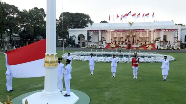 Upacara penurunan Bendera Merah Putih (Foto: situs resmi Presiden RI)