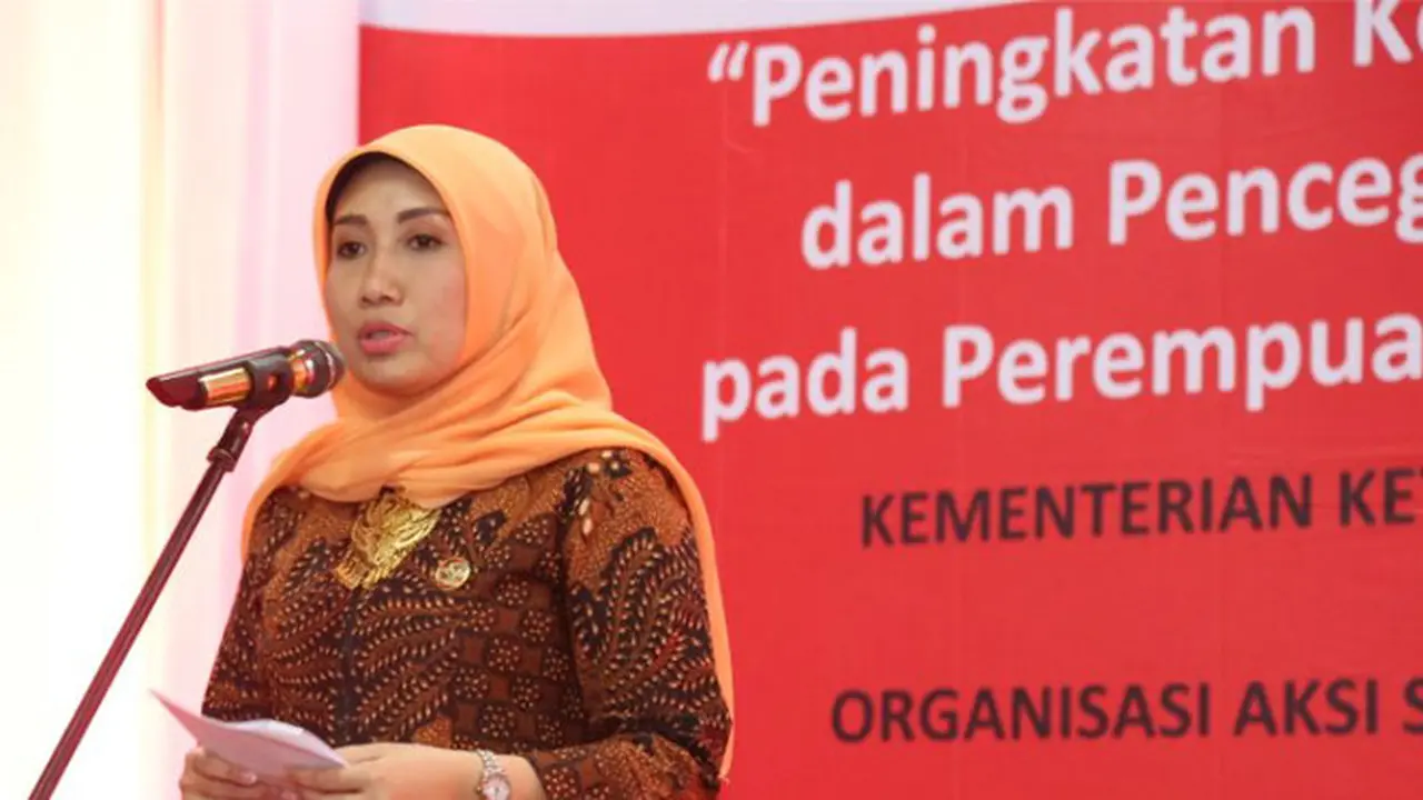 Makrifah Hanif Dhakiri (Istri Menaker) saat menghadiri acara pemeriksaan diri kanker serviks pada pekerja perempuan di Semarang, Senin 21 Agustus 2017.