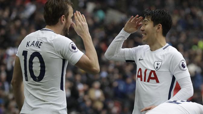 Dua bintang Tottenham Hotspur, Harry Kane dan Heung-Min Son, saat menghadapi Arsenal pada pertandingan pekan ke-26 Premier League, di Wembley, Sabtu (10/2/2018). (AP/Matt Dunham).