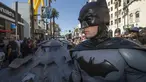 Pria berpakaian Batman berpose depan Batmobil terbaru dalam serial film " Batman v Superman : Dawn of Justice " di Los Angeles, California, (21/10/2015).  Acara Ini merupakan penghargaan terhadap pencipta Batman Bob Kane. (REUTERS/Mario Anzuoni)