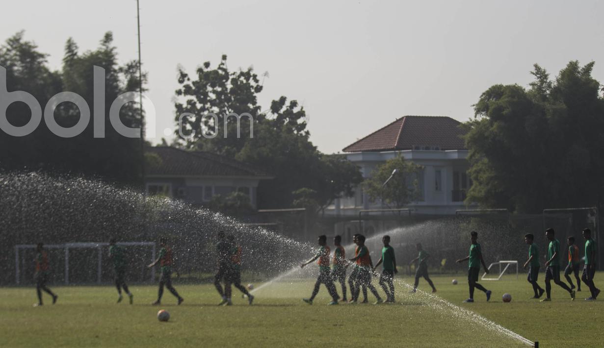 Para pemain bersiap-siap untuk internal games saat mengikuti seleksi Timnas Indonesia U-22 di Lapangan SPH Karawaci, Banten, Kamis (9/3/2017). (Bola.com/Vitalis Yogi Trisna)
