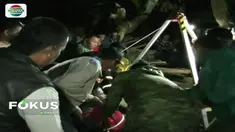Dua orang warga di Kecamatan Jambe, Tangerang, Banten, ditemukan tewas di dasar sumur sedalam 12 meter. Evakuasi berjalan dramatis saat seorang petugas BPBD nyaris pingsan.