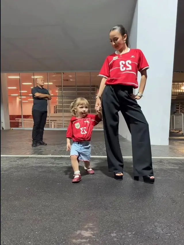 Jadi Supporter Justin Hubner, Gaya Jennifer Coppen dan Kamari Kompak Pakai Jersey Nomor 23 di Laga Timnas vs Bulgaria