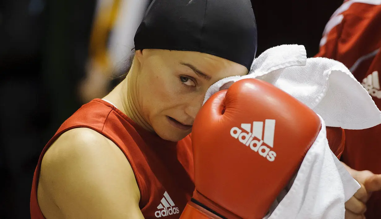 Petinju Polandia, Sandra Drabik, tampak lelah usai bertanding pada babak kualifikasi kelas 69 kilogram Bocskai Istvan International Memorial Boxing Turnamen ke-61. (EPA/Zsolt Czegledi)