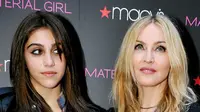 Sambil Tersenyum Lebar, Anak Madonna Pamer Bulu Ketiak