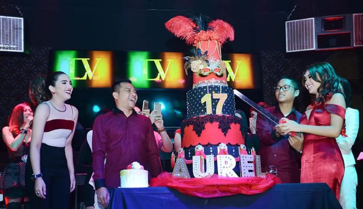 Potret ulang tahun Aurel Hermansyah yang ke-17 tahun 2015 silam. 29 Agustus 2015, ultah Aurel digelar secara meriah bertemakan Moulin Rouge. Saat itu, ia juga menulis panjang di Instagram lantaran ibu kandungnya tidak bisa hadir. (Sumber: Kapanlagi.com)