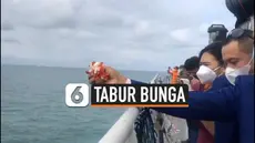 Keluarga korban Sriwijaya Air SJ 182 melakukan tabur bunga di lokasi jatuhnya pesawat di perairan Pulau Laki, Kepulauan Seribu pada Jumat (22/1) siang.