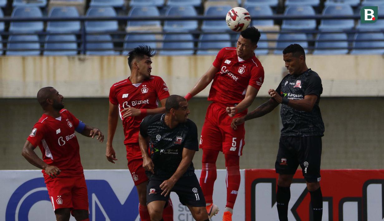 Bek Persik Kediri, Moh. Al Amin Syukur Fisabillah (tengah) menghalau bola di udara saat melawan Madura United dalam laga Grup C Piala Menpora 2021 di Stadion Si Jalak Harupat, Bandung, Sabtu (3/4/2021). (Bola.com/Ikhwan Yanuar)
