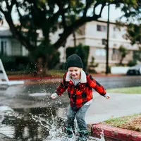 Ilustrasi seorang anak sedang bermain/copyright unsplash.com/Nathan Dumlao