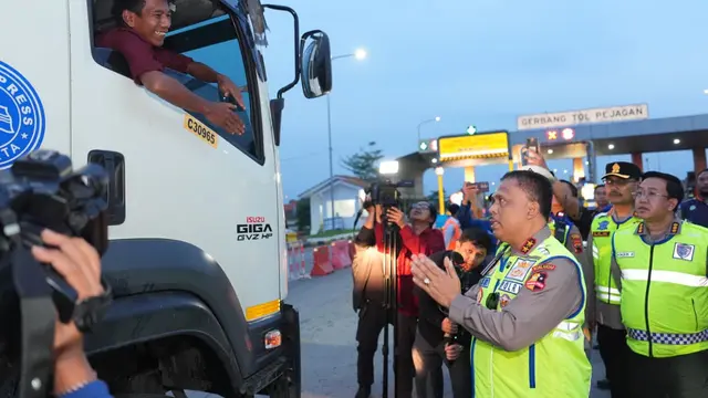 Kepala Korps Lalu Lintas (Kakorlantas) Polri Irjen Pol. Agus Suryonugroho tidak segan menghentikan hingga memutarbalikkan kendaraan angkutan barang sumbu tiga atau lebih yang kedapatan masih nekat melintas di wilayah Tol Pejagan, Kamis (26/3) (Istimewa)