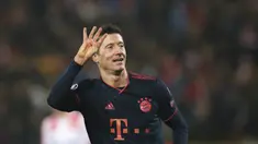 Striker Bayern Munchen, Robert Lewandowski berselebrasi usai mencetak gol ke gawang Crvena Zvezda pada pertandingan Grup B Liga Champions di Stadion Rajko Mitic, Belgrade, Serbia (26/11/2019). Lewandowski mencetak 4 gol dan mengantar Munchen menang 0-6 atas Crvena Zvezda. (AP Photo/Darko Vojinovic)