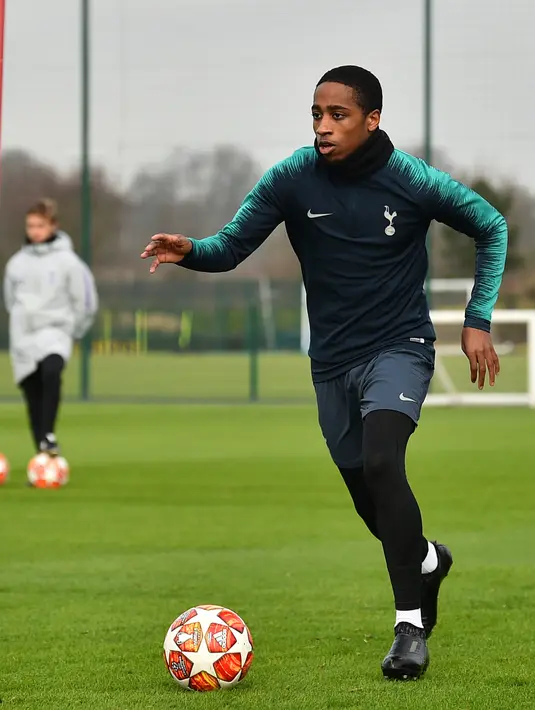 Bek Tottenham Hotspur, Kyle Walker-Peters menggiring bola saat latihan di Pusat Pelatihan Enfield, London utara (12/2). Tottenham akan bertanding melawan Borrusia Dortmund pada 16 besar Liga Champions di stadion Wambley. (AFP Photo/Glyn Kirk)