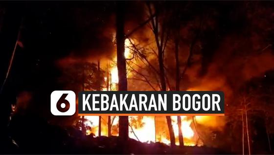 VIDEO: Diduga Akibat Sambaran Petir Lokasi Penampungan Ban Bekas Terbakar