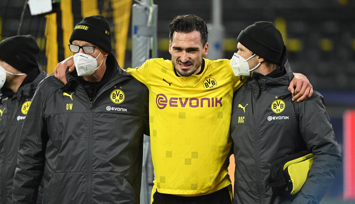 Bek Borussia Dortmund, Mats Hummels (tengah), meninggalkan lapangan usai mengalami cedera dalam laga lanjutan Liga Champions 2020/21 Grup F melawan Lazio di Signal Iduna Park Stadium, Dortmund, Rabu (2/12/2020) waktu setempat. Dortmund bermain imbang 1-1 dengan Lazio. (AFP/Ina Fassbender)
