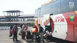 Sejumlah penumpang menaruh barang dalam bagasi sebuah bus di sekitar Terminal Jatijajar, Depok, Jawa Barat, Selasa (18/6/2019). Pemerintah Kota Depok melalui Dinas Perhubungan melarang jasa transportasi online mengambil penumpang di Terminal Jatijajar. (Liputan6.com/Immanuel Antonius)