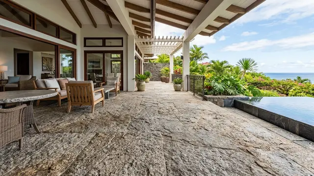 Desain Teras Rumah dengan Lantai Batu Alam Minimalis yang Elegan dan Sejuk