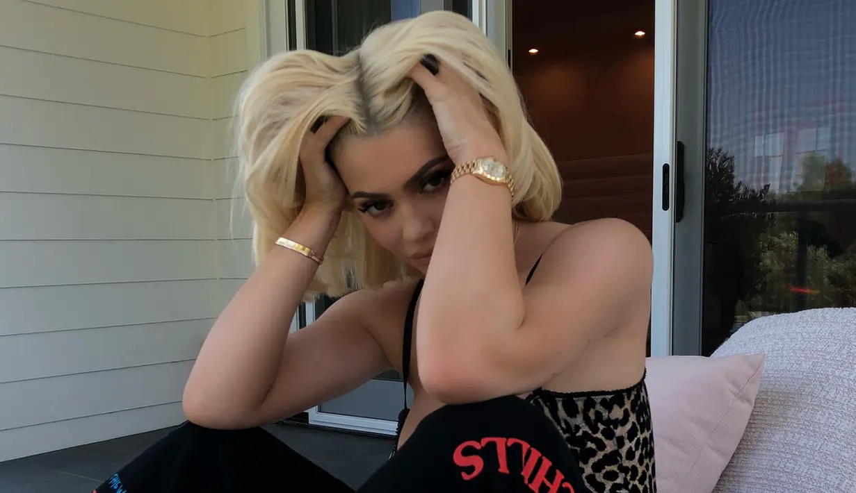 Kylie Jenner bahkan mengaku bahwa ia miliki stretch marks di bagian payudaranya di masa kehamilan. (instagram/kyliejenner)