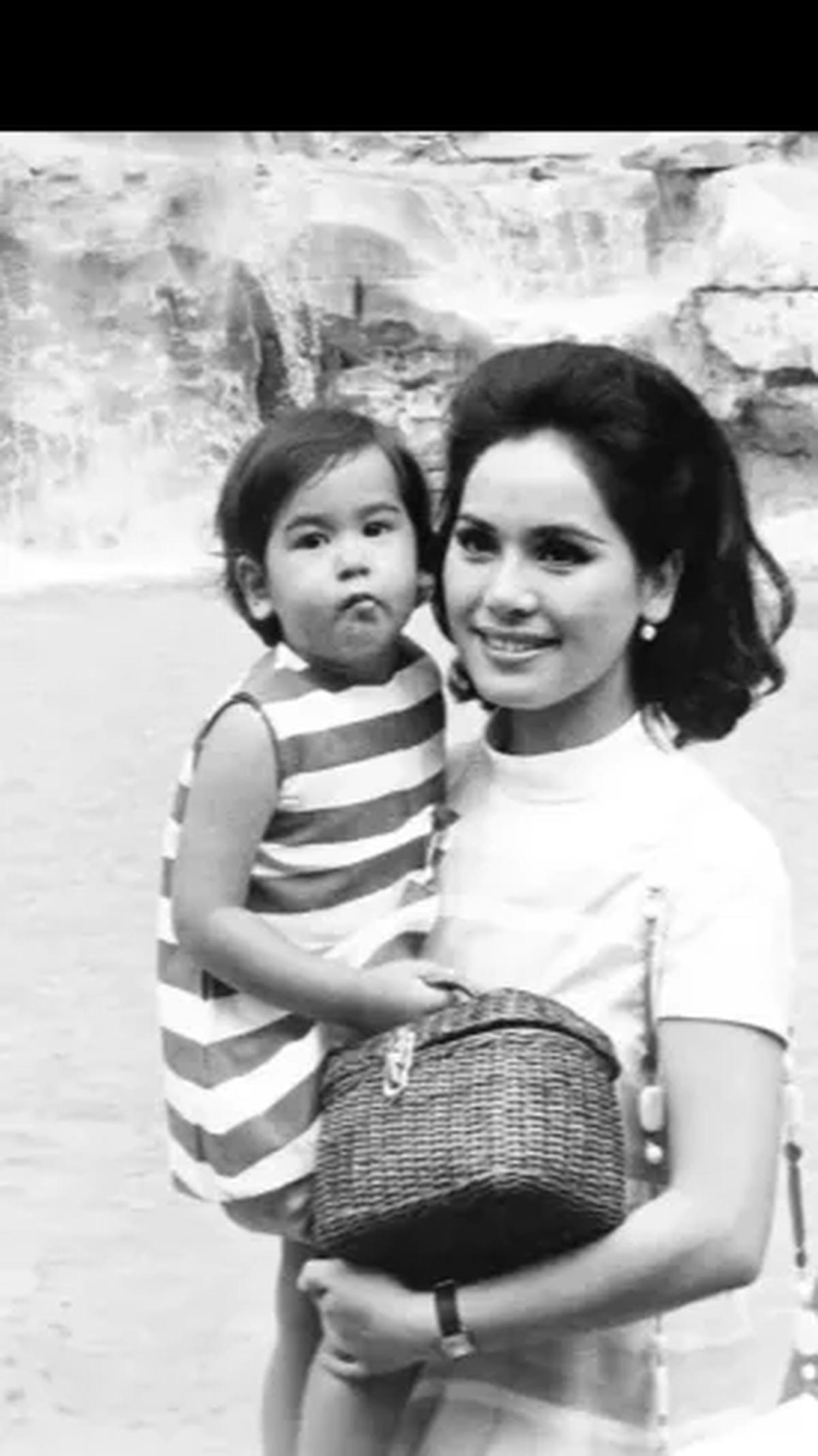 Bung Karno yang mengetahui kedatangan istri dan putrinya, seketika mengulurkan tangan dan seolah-olah ingin mencapai tangan Kartika. Tak lama setelah momen haru itu terjadi, Soekarno dinyatakan meninggal dunia.<br>