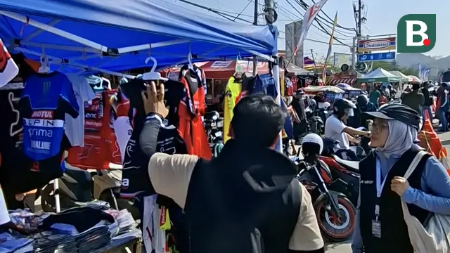 Pedagang merchandise di Sirkuit Mandalika