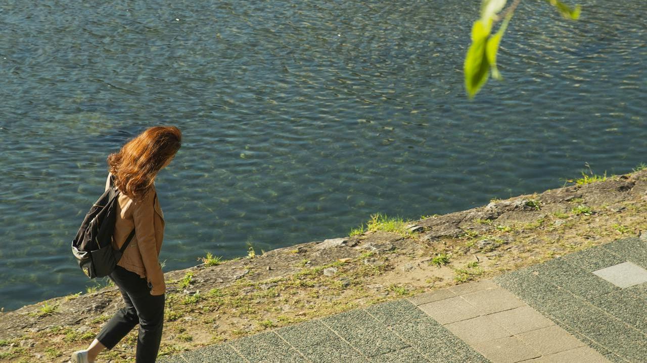 Manfaat Jalan Pagi dan Malam untuk Menurunkan Berat Badan, Mana yang Lebih Optimal?