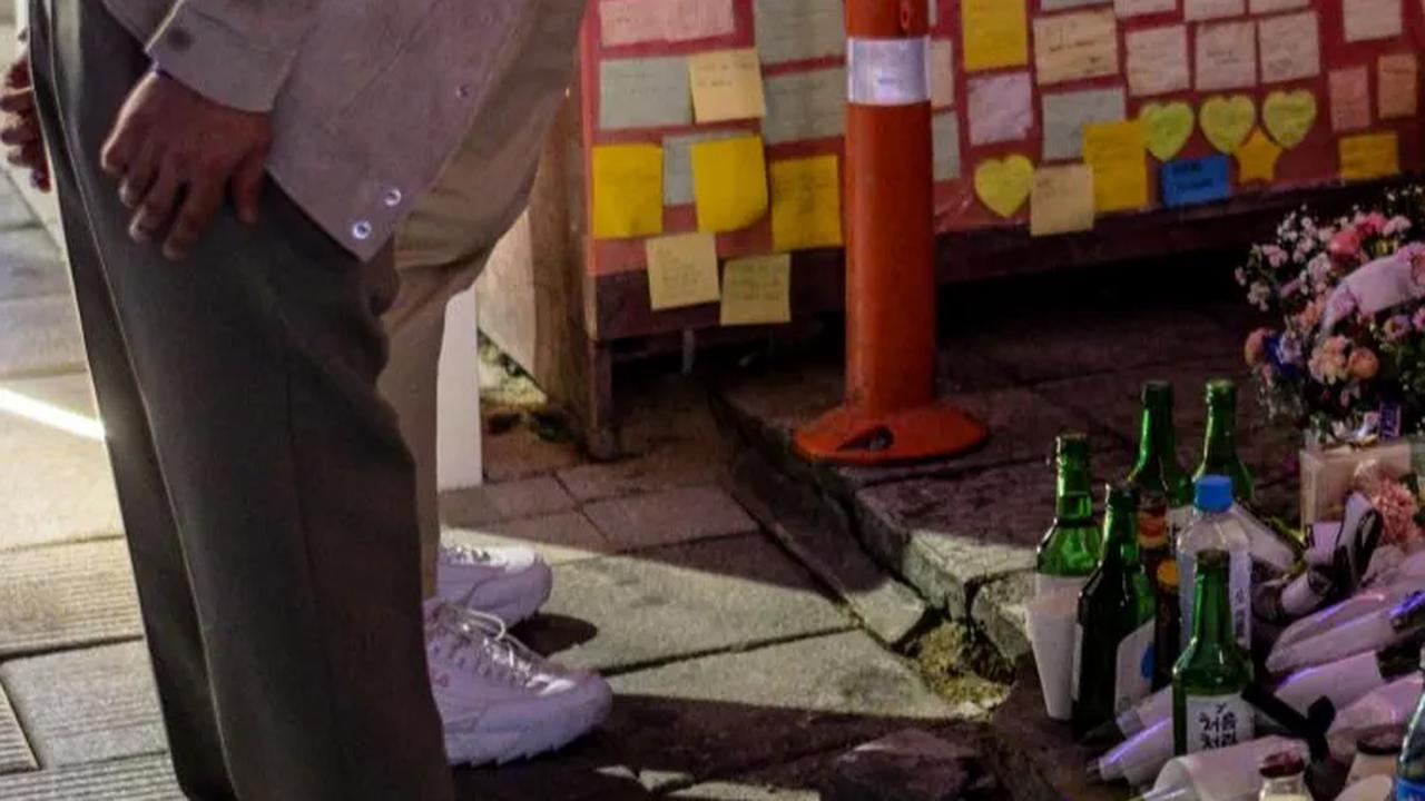Suasana malam hari di gang itu berubah menjadi berkabung.