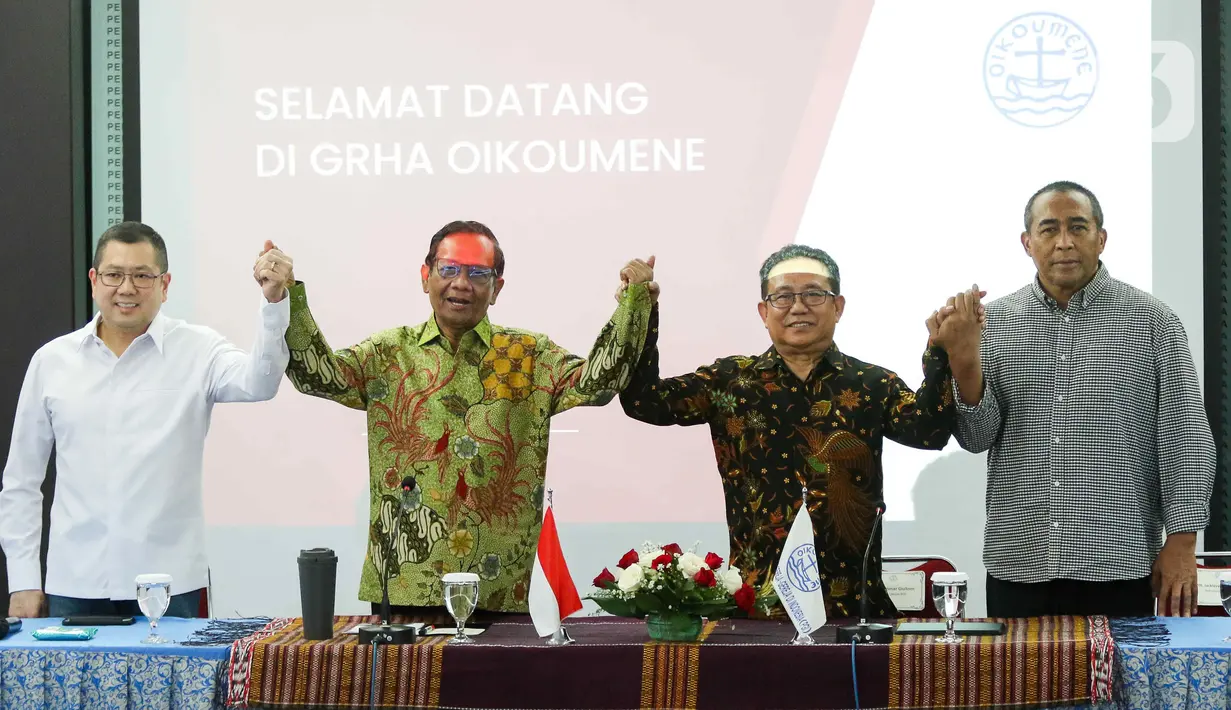 Ketua Umum Partai Persatuan Indonesia Hary Tanoesoedibjo (kiri), Cawapres nomor urut 3 Mahfud MD (kedua kiri) bersama Ketua Umum Persekutuan Gereja Indonesia (PGI) Pdt Gomar Gultom (kedua kanan), Sekretaris Umum PGI, Pdt Jacklevyn Frits (kanan) berfoto saat silaturahmi dengan Ketua Persekutuan Gereja Indonesia (PGI) di Graha Oikumene, Jakarta, Selasa (19/12/2023). (Liputan6.com/Herman Zakharia)