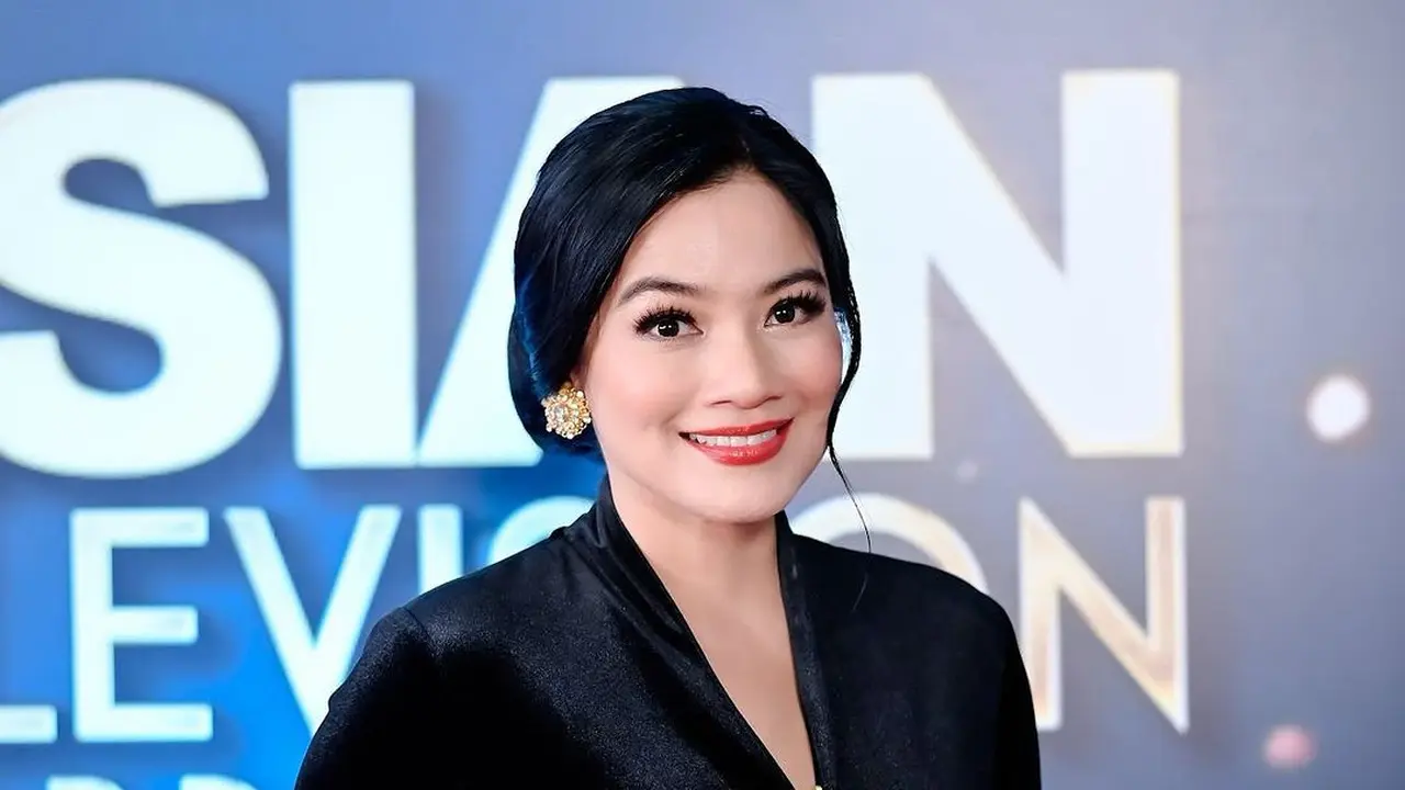 6 Pesona Anggun Titi Kamal Berkebaya Hitam Hadir di Asian Television Awards 2024