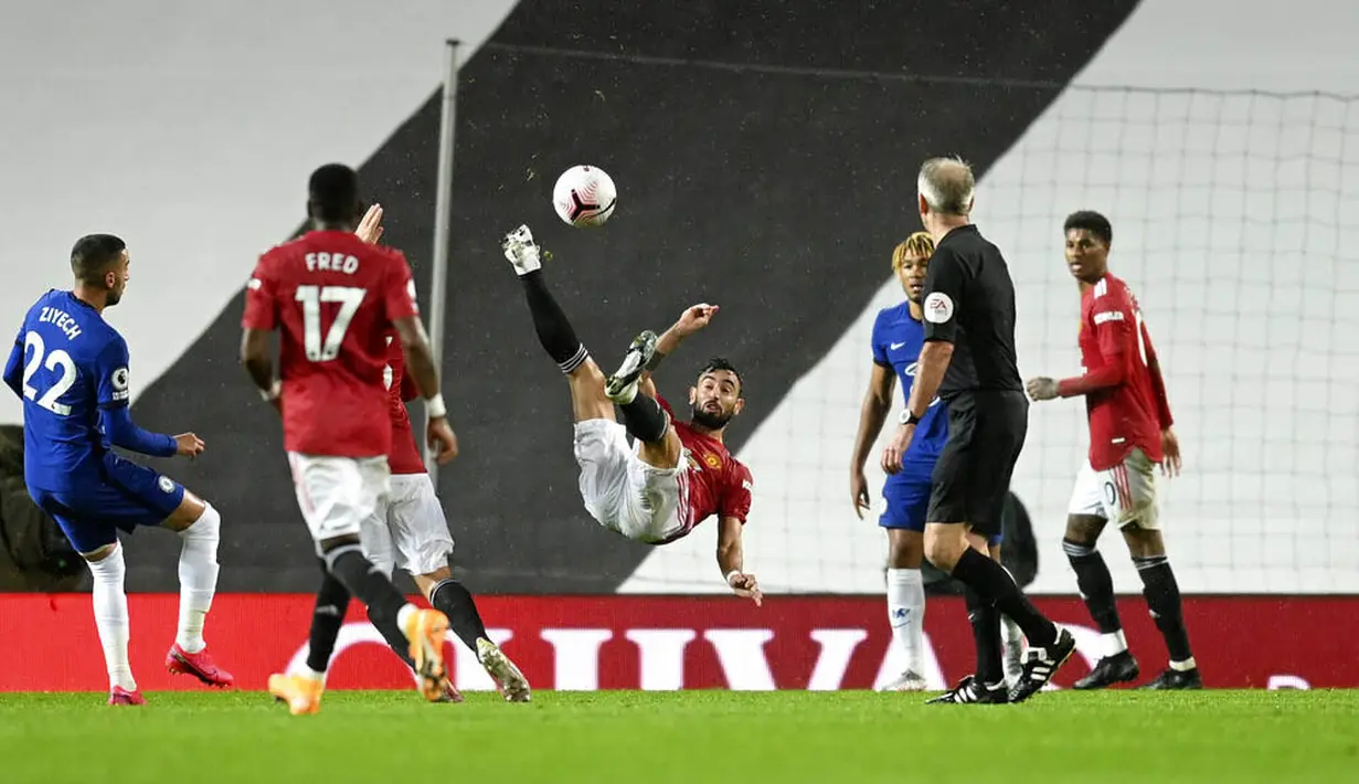 Gelandang Manchester United, Bruno Fernandes, melakukan tendangan salto saat melawan Chelsea pada laga Liga Inggris di Stadion Old Trafford, Minggu (25/10/2020). Kedua tim bermain imbang 0-0. (Michael Regan/Pool via AP)