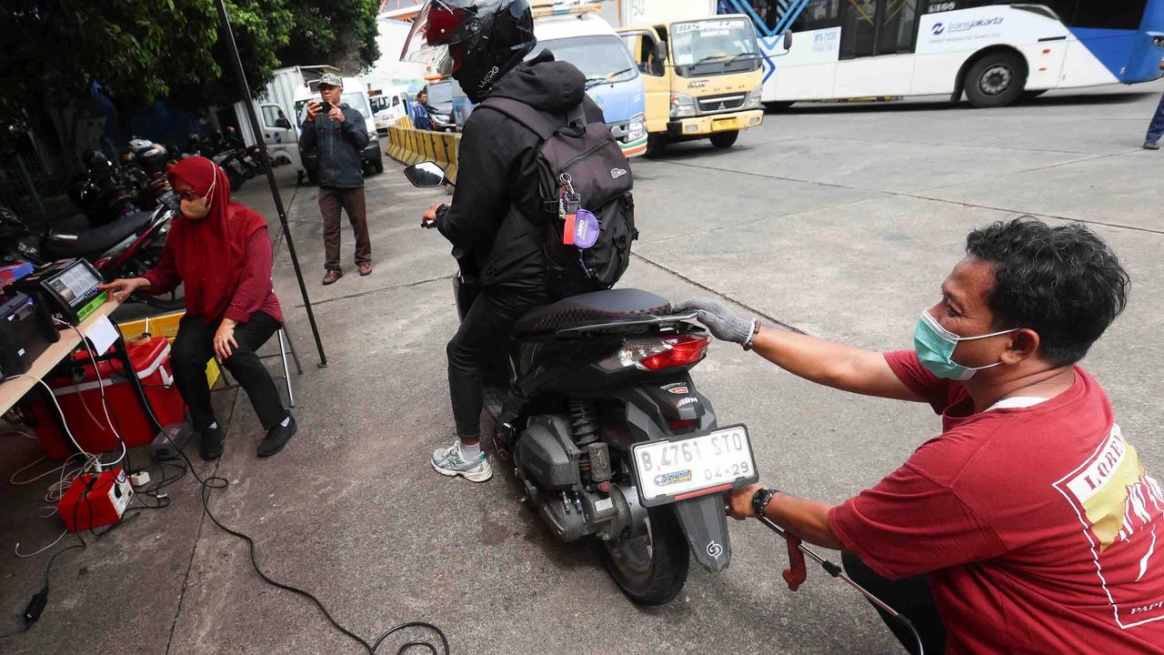 FOTO: Uji Emisi Gratis Digelar di Terminal Blok M Jakarta Selatan
