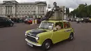 Komedian Inggris Rowan Atkinson, pemeran ‘Mr Bean’ mengendarai mobil mininya dan berkeliling di kawasan The Mall, London, Jumat (4/9/2015). Rowan Atkinson tersebut sebagai promosi serial TV dan Film komedi ‘Mr Bean’ (REUTERS / Toby Melville)