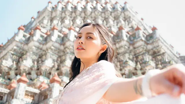 Gaya Anggun Rachel Vennya Pakai Chut Thai, Kompak Bareng Xabiru dan Chava di Wat Arun Thailand