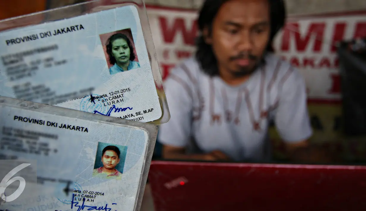 Warga menunjukkan kartu tanda penduduk (KTP) regularnya di Jakarta, Rabu (21/10). Kepala Disdukcapil DKI Jakarta, Edison Sianturi mengatakan, proses perekaman E-KTP di Jakarta dilaksanakan paling lambat 31 Desember 2015. (Liputan6.com/Immanuel Antonius)