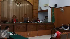 Suasana sidang perdana Tersangka pembunuhan Deudeuh Alfi Sahrin alias @tataa_chubby,  Muhammad Prio Santoso di Pengadilan Negeri Jakarta Selatan, Senin (21/9/2015). Prio dikenai Pasal 338 serta 339 KUHP dan Pasal 365 KUHP. (Liputan6.com/Herman Zakharia)