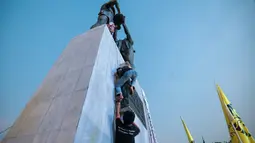 Sejumlah mahasiswa memanjat Monumen Tugu Tani saat menggelar aksi unjuk rasa di Jakarta Pusat, Selasa (20/10/2026). Dalam aksi tersebut, Aliansi Sadar menyoroti sejumlah persoalan, mulai dari lingkungan dan kebijakan ekonomi hingga ruang sipil, demokrasi, serta pendidikan.(KLY/Budy Santoso)