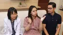 Pasangan orangtua baru, Nycta Gina dan Rizky Kinos didampingi dokter, menggelar jumpa wartawan di Rumah Sakit Omni, Jakarta, Rabu (4/5). Sebagai ibu baru, penuh haru Nycta menceritakan proses persalinannya secara sesar. (Liputan6.com/Herman Zakharia)