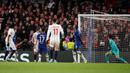 Pemain Lille Loic Remy (kiri) mencetak gol ke gawang Chelsea pada pertandingan Grup H Liga Champions di Stadion Stamford Bridge, London, Inggris,  Selasa (10/12/2019). Chelsea menang 2-1 dan lolos ke babak 16 besar Liga Champions. (AP Photo/Thanassis Stavrakis)