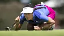 Pegolf Amerika Serikat, Michelle Wie mengukur puttnya di lubang ke-17 pada hari terakhir Meijer LPGA Classic 2017 di Blythefield Country Club di Grand Rapids, Mich, (18/6). (Mike Clark / Grand Rapids Press via AP)